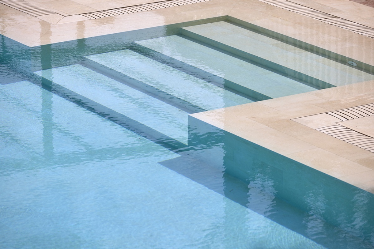 Swimming pool of the Hotel Canyamel Classic in Mallorca, with sea views and surrounded by nature.